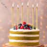Gâteau d'anniversaire avec grandes bougies dorées