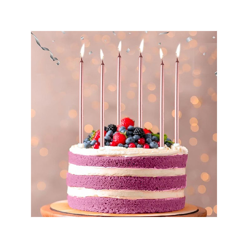 Bougies de gâteau avec lettres de joyeux anniversaire, jolies
