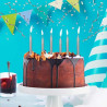 Gâteau décoré avec des bougies d'anniversaire couleur argent