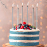 Beau gâteau d'anniversaire avec bougies argentées