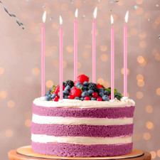 Gâteau d'anniversaire décoré en rose