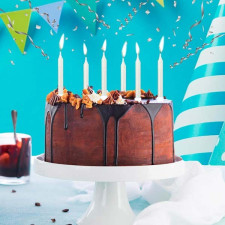 Gâteau d'anniversaire au chocolat avec des bougies blanches pailletées