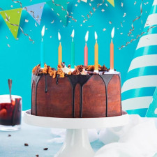 Gâteau d'anniversaire avec décorations multicolores