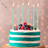 Gâteau d'anniversaire décoré avec des grandes bougies bleues turquoise