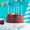 Gâteau d'anniversaire décoré avec des bougies bleues