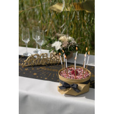 Gâteau d'anniversaire décoré avec des bougies couleur or