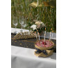 Gâteau d'anniversaire décoré avec des bougies couleur or