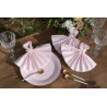 Décoration de table avec serviettes rose pastel