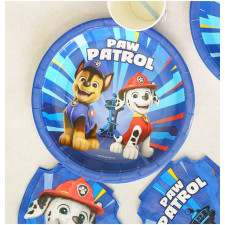 Table d'anniversaire avec assiettes Pat'Patrouille bleues
