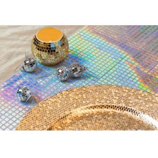 Table décorée avec un chemin de table effet boule à facettes irisé