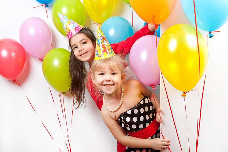 Ballons colorés en latex gonflés à l'hélium