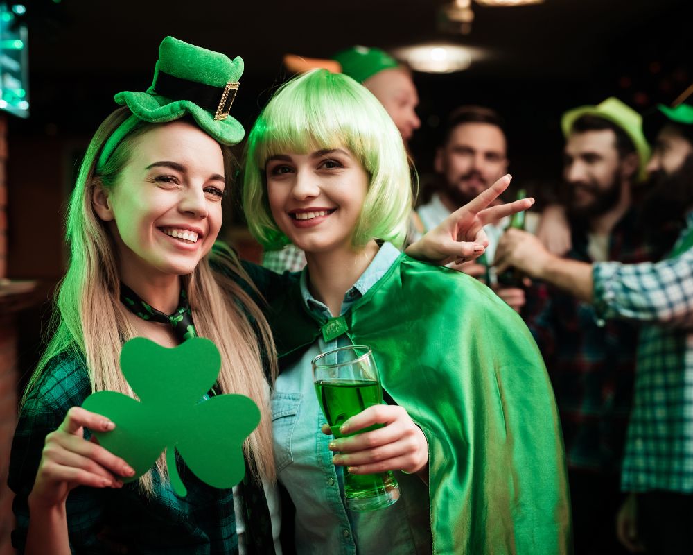 Déguisements et accessoires verts sur le thème de la Saint-Patrick, l'Irlande